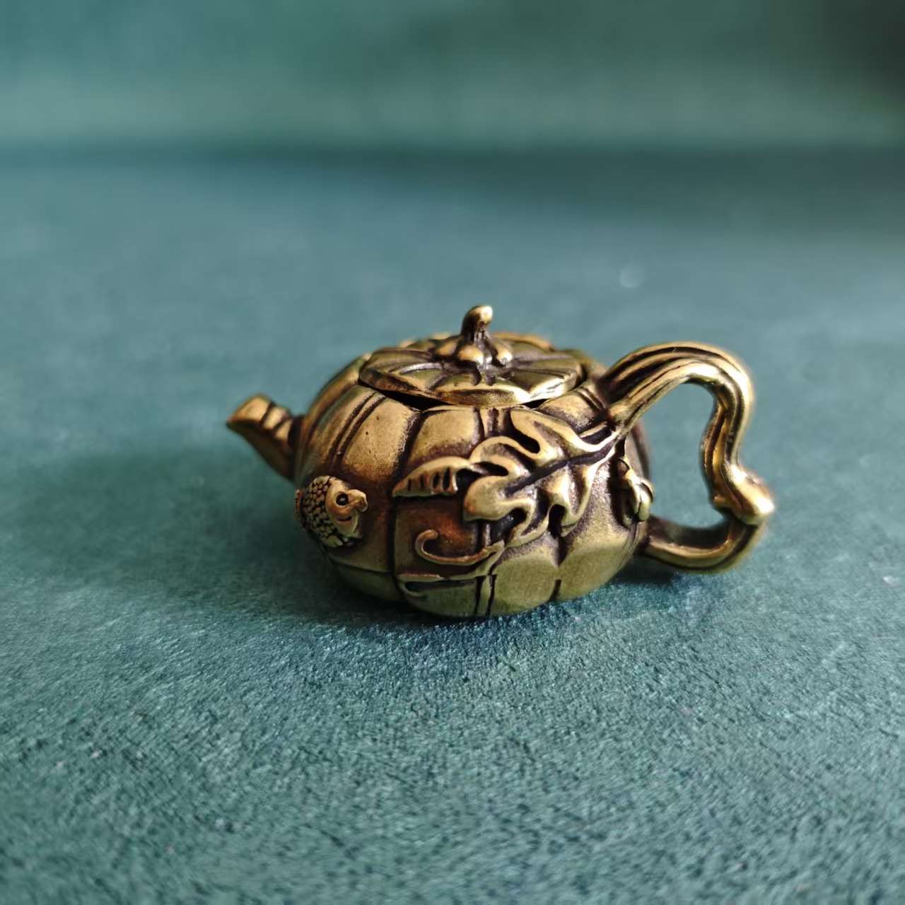 Handcrafted Antique‑Finish Solid Brass Pumpkin Teapot Ornament | Tactile Stress‑Relief Handheld Fidget EDC Desk Collectible Decor
