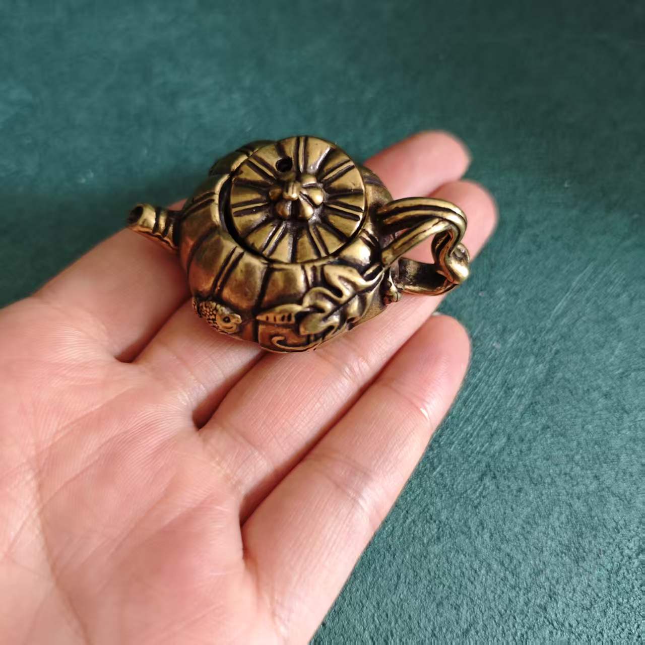 Handcrafted Antique‑Finish Solid Brass Pumpkin Teapot Ornament | Tactile Stress‑Relief Handheld Fidget EDC Desk Collectible Decor