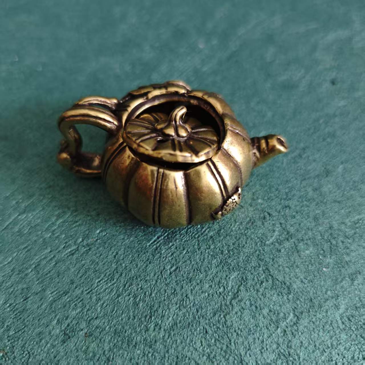 Handcrafted Antique‑Finish Solid Brass Pumpkin Teapot Ornament | Tactile Stress‑Relief Handheld Fidget EDC Desk Collectible Decor